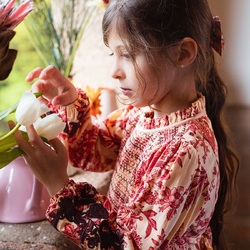 Build a world with flowers 🌸

Pictured: our Bibiche dress, photographed by @manuelafranjouphoto 

#flowers #embroidery #elegance #kidsfashion #bachaa