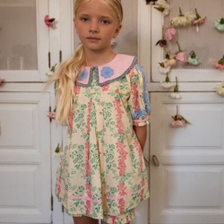 Notre blouse iconique se réinvente dans notre imprimé Arabesque, sublimé par de délicates touches de bleu en broderie.

Our iconic blouse is reimagined in our Arabesque print, enhanced with delicate blue embroidered details.

Pic by @manuelafranjouphoto 

#blouse #iconic #bachaa #parís