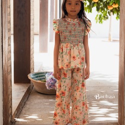 MARSHMALLOW. 
A set in organic cotton composed of pants and a sleeveless blouse, ruffled at the armholes and collar, beautifully smocked and adorned with floral hand embroidery on the front.
To be paired with our LUCE shoes 🌸

Pic @manuelafranjouphoto 

#kidsfashion #organicfashion #handembroidery #bachaa #paris
