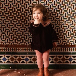 CONFETTI. A Chocolate velvet romper with a hand embroidered and lace trimmed collar on the front and a long back collar adorned with ladder lace.
This romper is fully lined with a plain organic cotton voile 🌿

Pic by @manuelafranjouphoto 

#bachaa #paris #romper #velvet #handmade