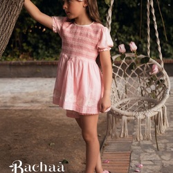 Our PETALE DE ROSE set 🌸
A set in organic cotton composed of a pair of shorts and a blouse adorned with smocks and floral embroideries.

#kidsfashion #bachaa #paris 

Pic by @manuelafranjouphoto