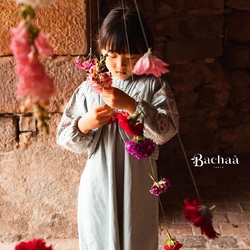 Poetic fashion for children 🌸

Pic by @manuelafranjouphoto 

#kidsfashion #sustainable #handmade #ethical #bachaa #paris #france🇫🇷