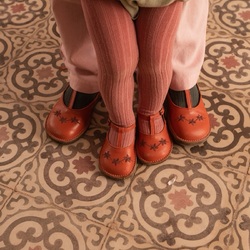 Born from a collaboration between @bachaa.official and @pepechildrenshoes, these sandals combine comfort and elegance in a decidedly chic and retro style.