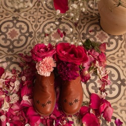 We are delighted to announce two new collaborations with @pepechildrenshoes for our FW26 collection.

Pictured here are our LALA boots in cognac, adorned with elegant floral embroidery.

Pic by @manuelafranjouphoto 

#boots #kidsfashion #bachaa #paris