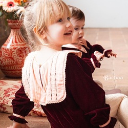 The collar of our ANGEL romper is adorned with ladder lace at the back and hand embroidery on the front.

Le col de notre Barboteuse ANGEL est orné de dentelles jour échelle dans le dos et est brodé main sur le devant.

📷 @manuelafranjouphoto 

#romper #kids #handmade #velvet #bachaa #paris
