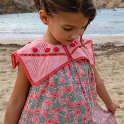 Our SOUVENIR sleeveless dress in 100% organic cotton with hand embroidery, pintucks and lace on the collar.

📷 @manuelafranjouphoto 

#iconic #dress #handembroidery #kids