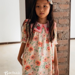 CANDY. 
A blouse in organic cotton featuring a beautiful hand embroidered lace trimmed collar at the front and a long back collar adorned with ladder lace and pintucks.
This blouse can also be worn as a short dress depending on your child’s age.
It is fully lined with plain organic cotton voile.

Une blouse en coton biologique avec un magnifique col brodé main finition dentelle sur le devant et un col long orné de dentelles jour échelle et de plis nervures dans le dos.
Cette blouse peut aussi se porter comme une robe courte selon l’âge de votre enfant.
Elle est entièrement doublée d’un voile de coton bio uni et contrasté. 

Pic by @manuelafranjouphoto 

#blouse #shortdress #kidsfashion #bachaa #parís