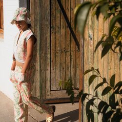 Where the sun lingers a little longer. ✨
Sunlit steps, matching prints, and the quiet magic of a summer evening. ☀️

Quand le soleil s’attarde un peu plus longtemps. ✨
Des pas baignés de lumière, des imprimés assortis et la douceur d’un après-midi d’été doré. ☀️

📸 @manuelafranjouphoto