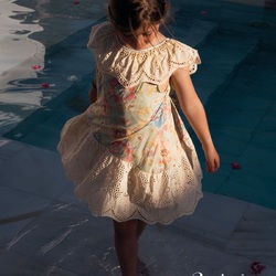 Fluidity of fabrics. Lightness of the drape. Absolute elegance. 

Fluidité des tissus. Légèreté des tombés. Elégance absolue.

📷 @manuelafranjouphoto 

#elegance #kidsfashion #bachaa #parís