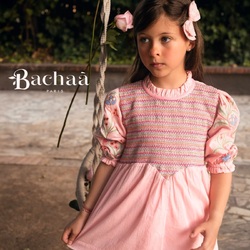 Our PIVOINE blouse 🌸
Fully embroidered three-quarter sleeves, smocks on the chest and a ruffle on the collar.
This blouse can also be worn as a short dress depending on your child’s age.
100% organic cotton🌱

Notre blouse PIVOINE 🌸
Manches trois-quarts entièrement brodées, smocks sur la poitrine et col volanté.
Cette blouse peut aussi se porter comme une robe courte selon l’âge de votre enfant.
100% coton bio🌱

Pic by @manuelafranjouphoto 

#bachaa #parís #blouse #shortdress #smart