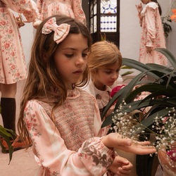 Touch. Feel. Remember. 

Bachaā FW26 « Mémoires poudrées ». 

Poetic pic by @manuelafranjouphoto 

#bachaa #paris #kidsfashion #fallwinter