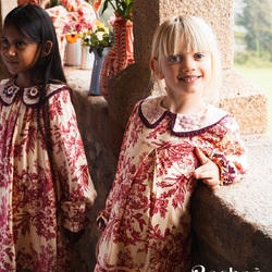 MON CŒUR ❤️ 
Une blouse en Viscose ECOVERO®️ avec un magnifique col brodé main finition dentelle et des broderies sur les manches.
Cette blouse peut aussi se porter comme une robe courte selon l’âge de votre enfant.

📷 @manuelafranjouphoto 

#modeenfant #broderiemain #blockprint #faitmain #bachaa #paris