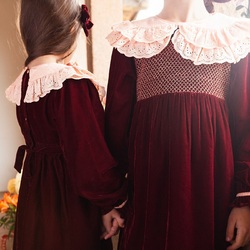 Every detail is a poem.
A sumptuous burgundy velvet, delicate broderie anglaise, a double Peter Pan collar and beautiful hand-smocked details on the front yoke.

Chaque détail est un poème.
Un somptueux velours de couleur burgundy, de délicates broderies anglaises, un double col Claudine et de magnifiques détails smockés à la main sur le devant.

📷 @manuelafranjouphoto 

#poeticfashion #kidfashion #velvet #broderieanglaise #bachaa #paris