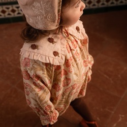 The ruffled collar of our Isaline romper is delicately adorned with exquisite floral embroidery.

Pic by @manuelafranjouphoto 

#bachaa #paris #romper #handmade