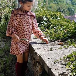 The collar of our SIMONA dress is hand embroidered and lace finished. 
This dress is made in Ecovero® Viscose and fully lined with plain organic cotton voile.
The print is made with a block by hand. Each color is printed separately with a different stamp.

📷 @mesenfantssauvages 

#kidfashion #handembroidery #lace #blockprint #greenfashion