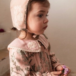 Our Colette romper is worn here with the Berceuse bonnet. A pairing so timeless that yesterday becomes today.

Notre barboteuse Colette est ici portée avec le bonnet Berceuse. Tellement intemporel qu’aurefois devient aujourd’hui.

Pic by @manuelafranjouphoto 

#bachaa #paris #kidfashion #romper #bonnet