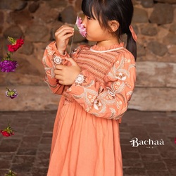 Our MON CHOU blouse. 
A refreshing color. Exquisite smocks and sumptuous embroidery.
We’ve carefully crafted every detail to bring a touch of poetry into your life.

📷 @manuelafranjouphoto 

#kidfashion #blouse #shortdress #embroidery #details #bachaa #paris