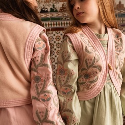 The art of layering. Our Rosalia fleece vest will be available exclusively at our wonderful retailers.

L’art de la superposition. Notre gilet Rosalia en polaire sera disponible exclusivement dans les merveilleuses boutiques de nos revendeurs.

Pic @manuelafranjouphoto 

#bachaa #paris #layering #fallwinter