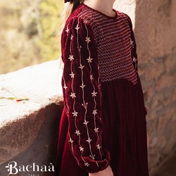 One of your favorite dresses for the festive season.
Our DAISY dress features exquisite hand-embroidered golden details on the sleeves and delicate smocking on the front yoke.

Une de vos robes préférées pour les fêtes. 
Notre robe DAISY avec de magnifiques broderies main dorées sur les manches et de jolis détails smockés sur le devant.

📷 @manuelafranjouphoto 

#celebration #burgundy #handembroidery #kidfashion #velvet #bachaa #paris