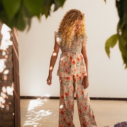 Blouse & Pants Set.
Block print (handmade), Hand embroidery and smocks on the front, Ruffles on the armholes and the collar, Contrast buttons and belt at the back, 100% organic cotton, Plain organic cotton lining.

Pic by @manuelafranjouphoto 

#kidfashion #set #smartpurchase #bachaa #parís