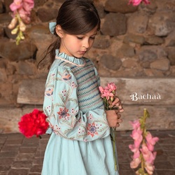 Ma Chérie 🩵
A stunning blouse that can also be worn as a short dress, depending on your child’s age.
It is fully lined with plain organic cotton voile.
A tied belt at the back allows the fit to be adjusted to your child’s body shape.
Made from thick organic cotton twill (167 g/m²), with fully embroidered sleeves, smocking on the chest, and a ruffled collar.

Ma Chérie 🩵
Une blouse sublime qui peut aussi se porter comme une robe courte selon l’âge de votre enfant.
Elle est entièrement doublée d’un voile de coton bio uni.
Une ceinture nouée dans le dos permet d’ajuster la robe quelle que soit la morphologie de votre enfant.
Twill de coton bio épais (167 g/m²), Manches entièrement brodées, Smocks sur la poitrine et col volanté.

📷 @manuelafranjouphoto 

#kidsfashion #organiccotton #blouse #smartchoice #bachaa #paris