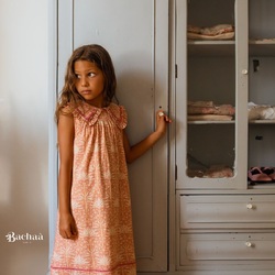 Our LUEUR DE LUNE sleeveless nightdress is made from organic cotton and adorned with hand embroidery on the collar.
Your child will always be beautifully dressed, day and night.
This nightdress is fully lined with plain organic cotton voile for added comfort.

Notre chemise de nuit sans manche LUEUR DE LUNE est confectionnée en coton biologique et ornée de broderies main au col.
Votre enfant sera toujours élégamment vêtue, de jour comme de nuit.
Cette chemise de nuit est entièrement doublée d’un voile de coton biologique uni pour un confort optimal.

Pic by @manuelafranjouphoto 

#nightwears #organic #kidsfashion #bachaa #parís