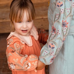 Harmonious and warm colors.
Fully embroidered sleeves.
Differences sometimes look alike 🩵🧡

Des couleurs harmonieuses et chaleureuses. 
Des manches entièrement brodées. 
Les différences se ressemblent, parfois 🩵🧡

Pic by @manuelafranjouphoto 

#embroidery #harmony #kidsfashion #bachaa #paris