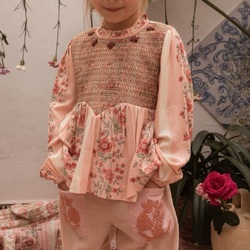 Our LEONTINE blouse, made from ECOVERO®️ viscose, features lovely smocked details, hand-embroidered gold floral motifs, and an elegant ruffled collar. 

This blouse can also be worn as a short dress depending on your child’s age.

It is fully lined with a plain organic cotton voile.

A tied belt at the back allows the dress to be adjusted to fit your child’s body shape.

Pic by @manuelafranjouphoto 

#bachaa #paris #blouse #handmade #blockprint